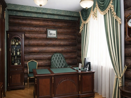 Классический кабинет в деревянном доме