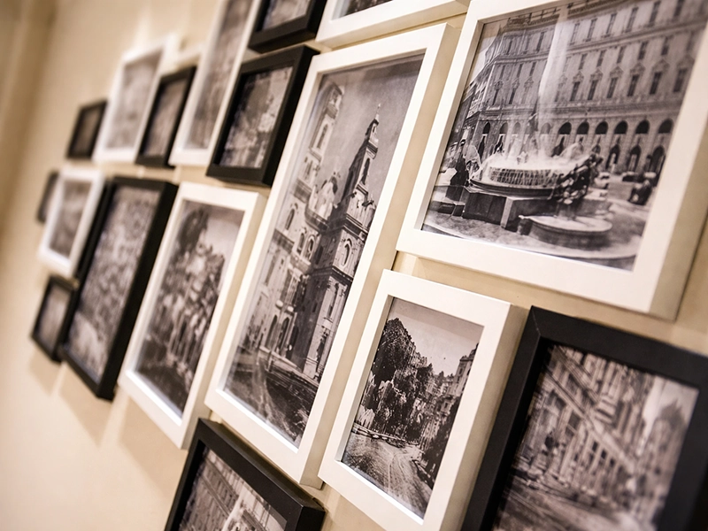 Пример размещения семейных фотографий в рамках в интерьере